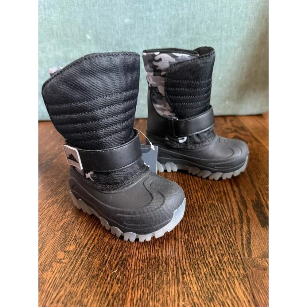 High Sierra Boy Camo Light up Snow Boots Size 7c NEW